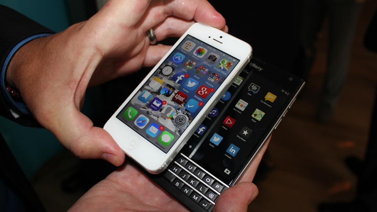 BlackBerry lanza programa de intercambio: Passport vs iPhone 6