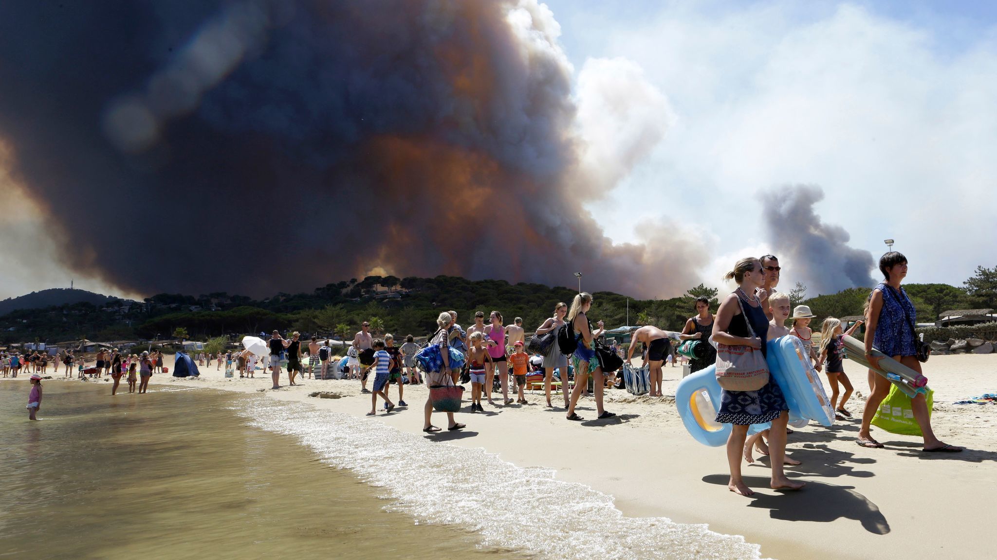 Riviera Francesa – El Sur de Francia Golpeado Por Incendios Incontrolables la fg french riviera fires 20170726