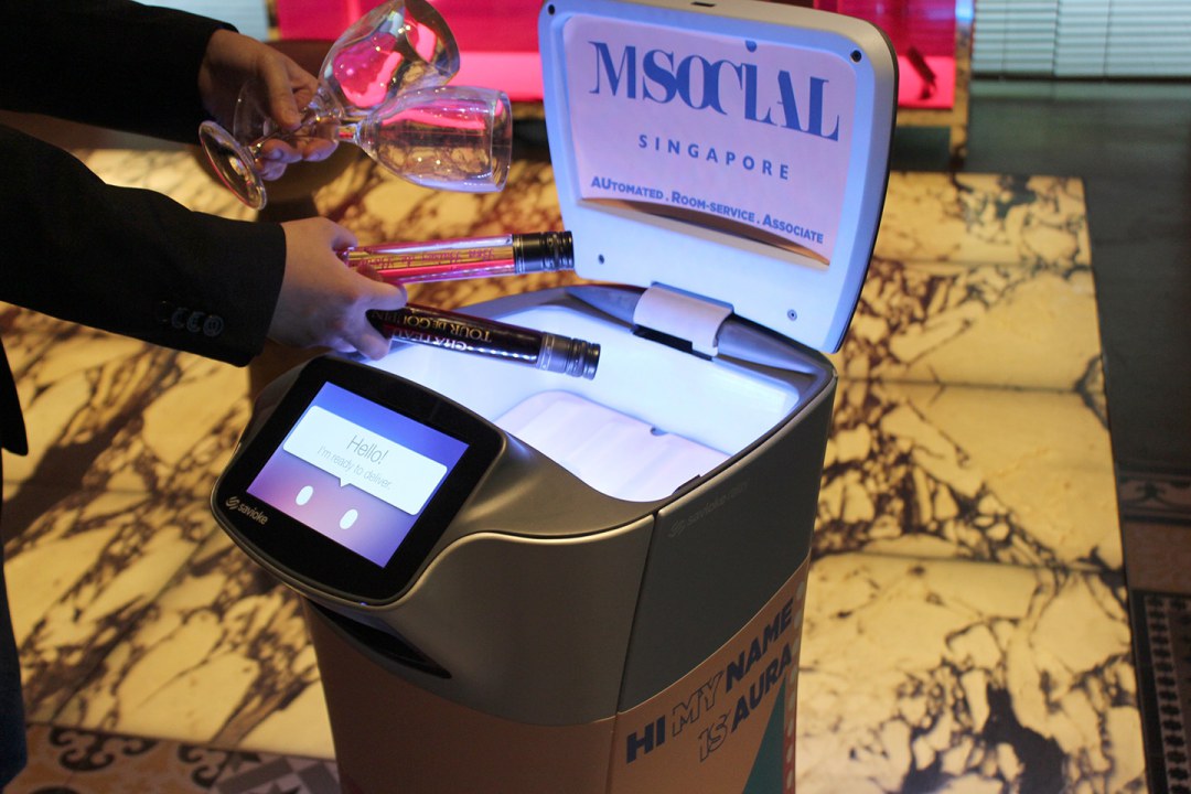 Singapur Introduce a Aura, el Robot de Servicio a la Habitación AURA Robot at M Social Singapore