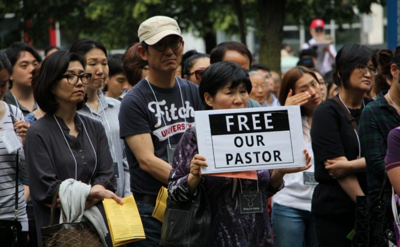 Corea del Norte Deja Libre Al Pastor Canadiense Hyeon Soo Lim woman with sign 1.jpg.size .custom.crop .1086x724