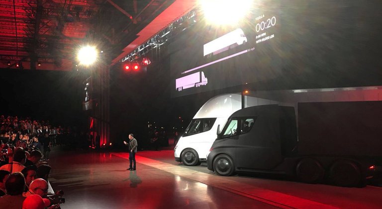 Tesla Revela el Nuevo Rival Eléctrico para los Semirremolques 18TEsla trueck web master768