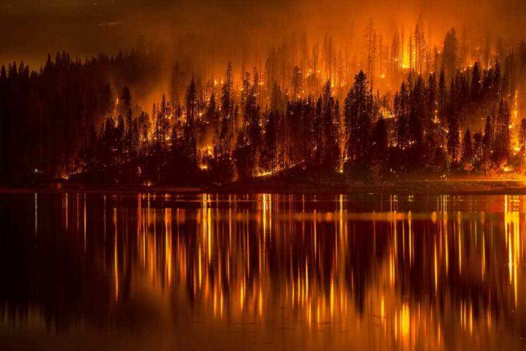 Incendio en el Sur de California Mata a 1 y Evacúa a Cientos