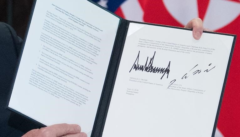 Trump y Kim terminan la apuesta con un “vínculo especial” 180612073059 trump kim summit signing document exlarge 169