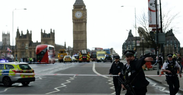 Carro en Exceso de Velocidad Hiere a Peatones Afuera del Parlamento del Reino Unido