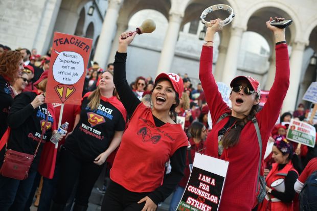 Profesores de LA llegan a un acuerdo con LAUSD que podría poner fin a su huelga